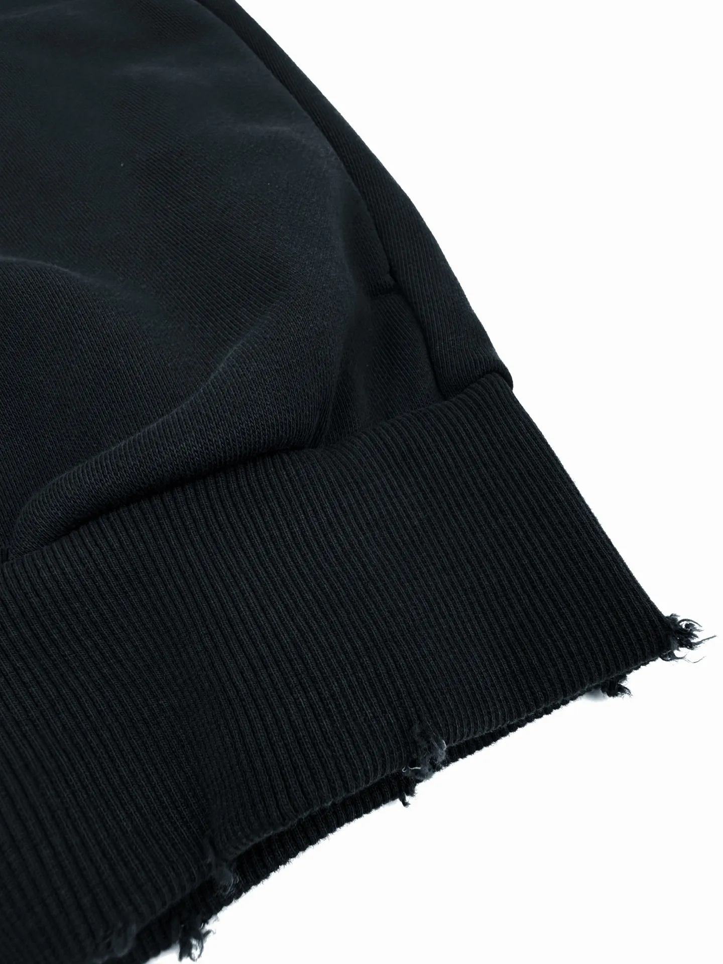 Women's Acn Studios spray-painted distressed logo baseball collar jacket, custom-ordered soft velvet fleece cotton, crisp and smooth, soft and soft against the skin. A charcoal-toned matte black sets the tone, and natural old-fashioned blending enriches the visual hierarchy. It has a calm and cool Nordic luxury temperament. The Acne Studios logo print on the chest serves as the visual focus, highlighting the brand's charm. The natural distressed smudge creates a layered beauty with warmth, the baseball collar zipper sweatshirt silhouette is cut, the loose shoulders weaken the restraint of the shoulder line, and the neat short cut proportion optimizes the waistline, easily creating a superior 37-point figure. The simple letters carry the retro atmosphere and create an effortless casual and fashionable feel. 1 Glue printing uses glue liquid paint to print patterns on fabrics, and bakes the fabric to fix the printed patterns. 2. Gradient distressed spray paint. By spraying dyes of different colors on the surface of the fabric, the clothes can show rich color changes under different lights and increase the visual layering. 3. Positioning and wear-and-tear. Many places on the garment body are regularly positioned and worn manually. Manual brush marks are added to add texture and depth to the surface of the clothing to imitate the texture of natural wear and tear. 4. Enzyme washing treatment: The fabrics have been fermented and washed, so they have a better hand feel and texture, are not easy to deform, shrink or fade, and maintain long-term beauty. Accessories: Customized 1:1 Acne zipper Customized 1:1 Acne trademark Version: Loose version Size: S M L Style number: FF